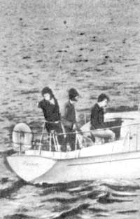 Во время тренировки один человек наблюдает за объектом на воде, а рулевой следит за курсом, чтобы привести яхту назад в намеченую точку.